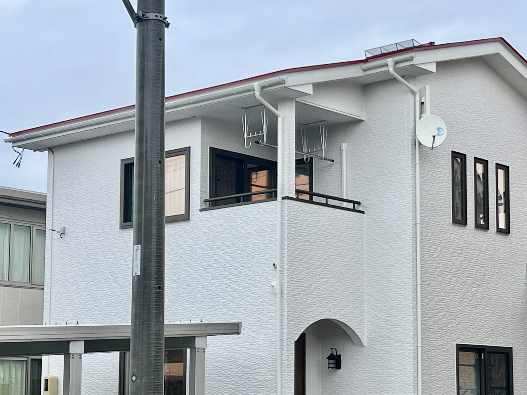 白い外壁と赤い屋根