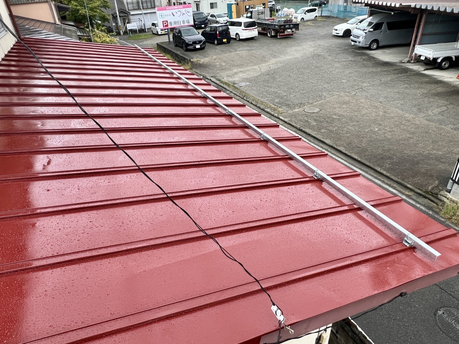 屋根や壁の茶色い筋